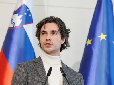 Brdo pri Kranju, Kongresni center Brdo.<br>Vrh koalicije, na katerem so obravnavali izhodisca za reformo placnega sistema v javnem sektorju, na dnevnem redu tudi stanovanjska politika, davcna in solska reforma.<br>Minister za delo, druzino socialne zadeve in enake moznosti Luka Mesec.