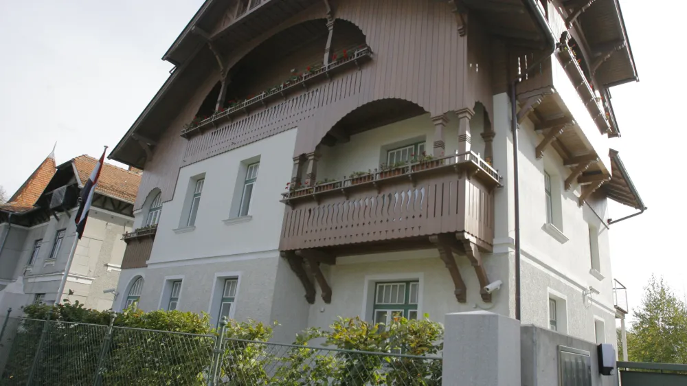 - Vidmarjeva vila, hi&scaron;a Josipa Vidmarja, Cesta 27. aprila 51, Rožna dolina  - v stavbi je bila 26. aprila 1941 ustanovljena Protiimperialistična fronta, kasneje preimenovana v Osvobodilno fronto.    - hi&scaron;e nekdanjih partijskih funkcionarjev -   //FOTO: Jaka Adamič