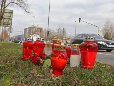 - 20.03.2017 - križi&scaron;če Bravničarjeva in Korenčanova ulica v Ljubljani - prometna nesreča s smrtnim izidom - 21-letni voznik prevozil rdečo luč in ubil 20-letno kolesarko, ki je na prehodu za kolesarje pravilno prečkala vozi&scaron;če. <br><br><br>//FOTO: Bojan Velikonja