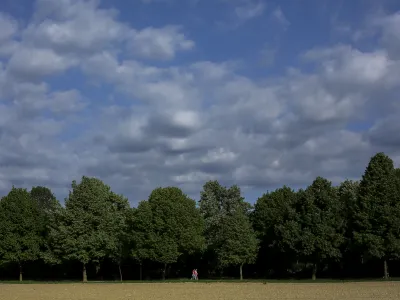 - oblaki - drevesa - narava - <br><br><br>- 59. Pohod ob žici Ljubljana 2015 - Pot ob žici - otroci iz ljubljaskih vrtcev na poti okoli žice - &Scaron;i&scaron;ka               //FOTO: Jaka Gasar