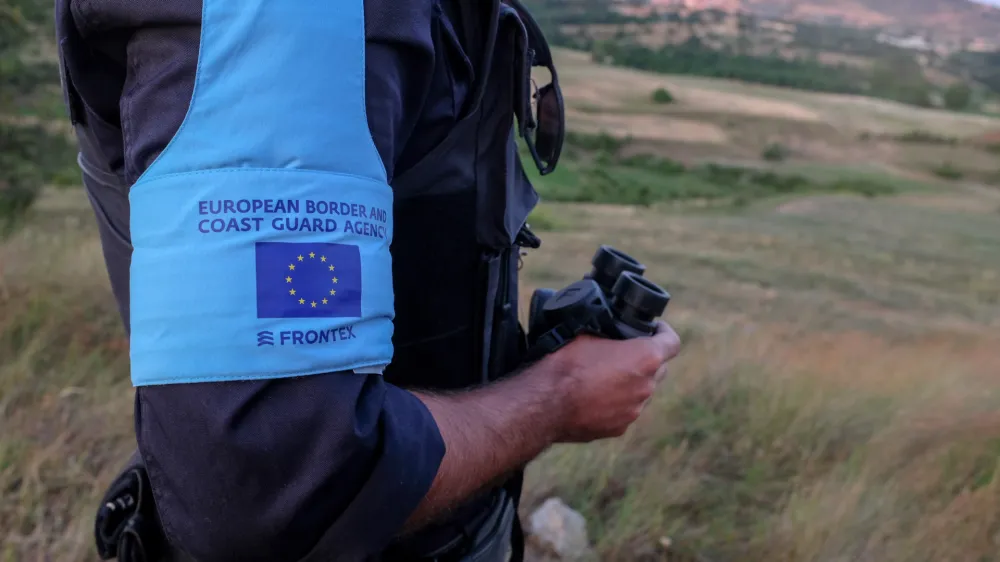 - meana nemko  albanska policijska patrulja- 24. 07.2019  Republika Albanija 2019  migracije - Evropska agencija za mejno in obalno strao (Frontex) - prva misija Frontex zunaj Evropske unije (EU) na kopenski meji med Albanijo in Grčijo -  //FOTO: Luka Cjuha.