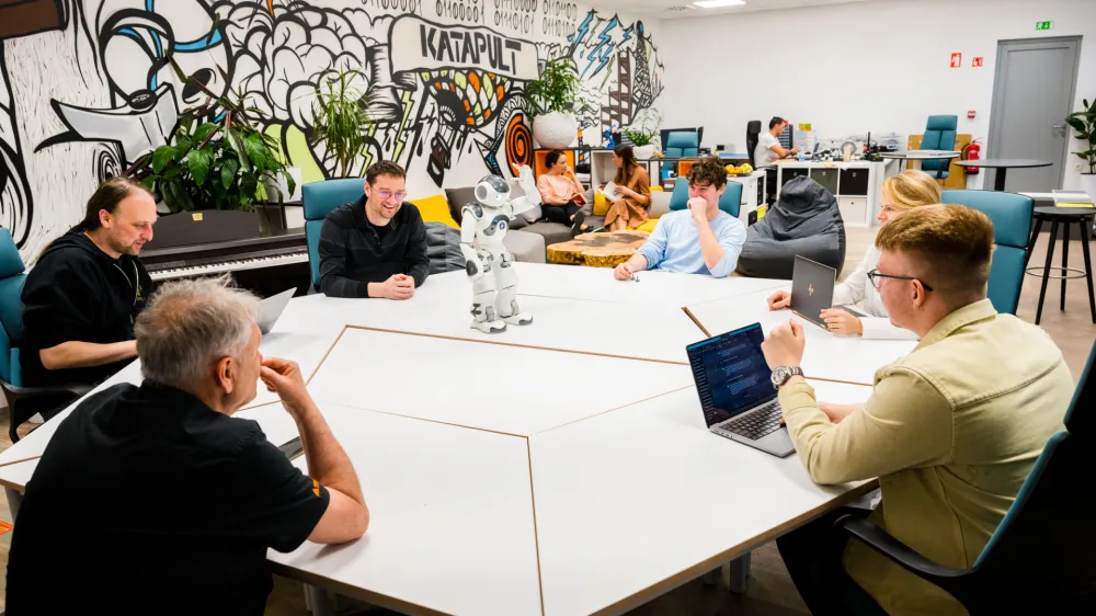 Dewesoft je ponudil v pomoč stroje, testne naprave, znanje, zaposlene in kontakte startupom, ki razvijajo fizične izdelke. F Katapult