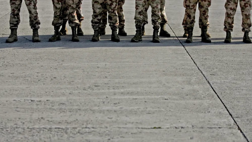 - ilustrativna fotografija - slovenski vojak - postroj - Slovenska vojska (SV) - postroj 17. kontingent Slovenske vojske pred odhodom v mednarodno operacijo v Afganistan, //FOTO: Bojan Velikonja