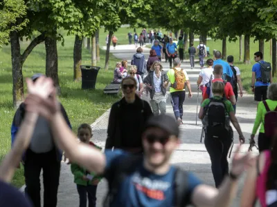 - 06.05.2023 &ndash; Pohod ob žici - okupirana Ljubljana - sprehajalci, pe&scaron;ci//FOTO: Jaka Gasar