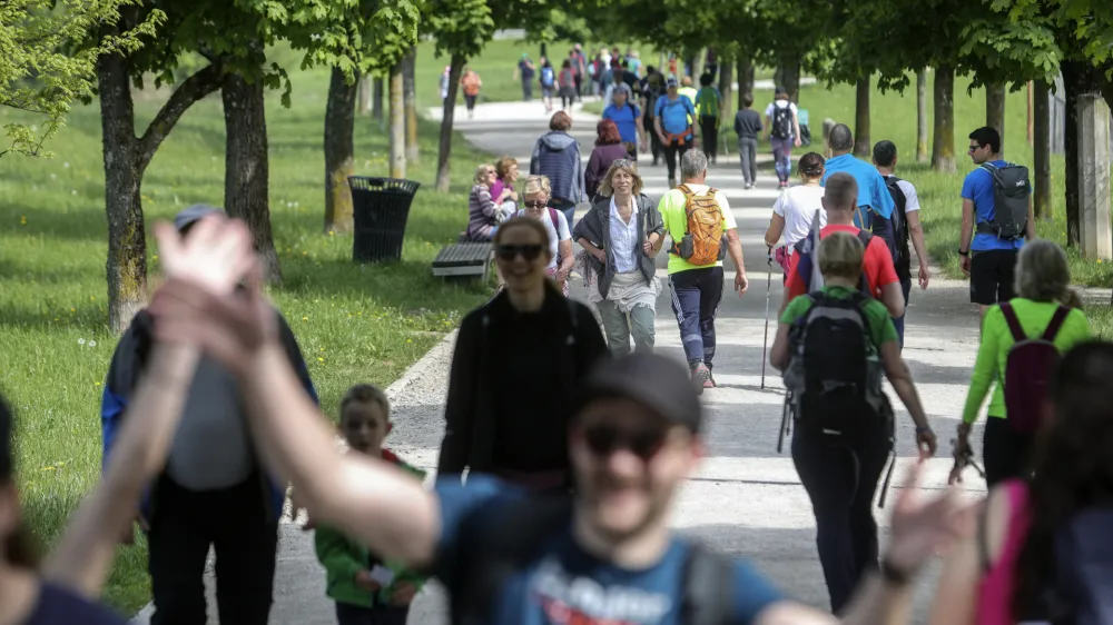 - 06.05.2023 &ndash; Pohod ob žici - okupirana Ljubljana - sprehajalci, pe&scaron;ci//FOTO: Jaka Gasar