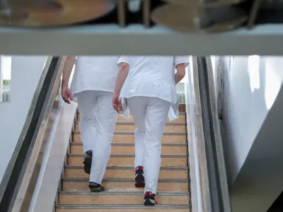 - simbolična fotografja - zdravnik, osebje, zdravstvo  - 03.01.2018 &ndash; Univerzitetni klinični center UKC Ljubljana - primopredaja poslov med dosedanjim direktorjem UKC Andražem Kopačem in Ale&scaron;em &Scaron;abederjem, ki prevzema funkcijo generalnega direktorja UKC Ljubljana - vodstvo &ndash; uprava  //FOTO: Jaka Gasar