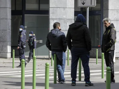 - policija- 23.03.2020 - Veleposlani&scaron;tvo Republike Srbije v Ljubljani &ndash; vrsta srbskih državljanov, ki živijo in delajo v Sloveniji pred srbsko ambasado čakajo na pridobitev dovoljenja za vrnitev v Srbijo v času epidemije Koronavirus COVID-19  //FOTO: Matjaž Ru&scaron;t