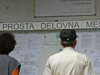 - Zavod RS za zaposlovanje, oglasna tabla - prosta delovna mesta, Parmova ulica 32 //FOTO: Matej Pov&scaron;e
