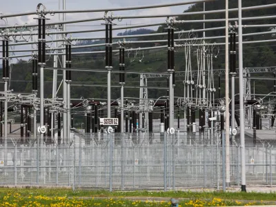 Predvidena poraba električne energije v Sloveniji se bo do leta 2045 glede na dana&scaron;njo podvojila, hkrati bosta do tedaj iz sistema izklopljeni celo do dve tretjini sedanjih proizvodnih enot.