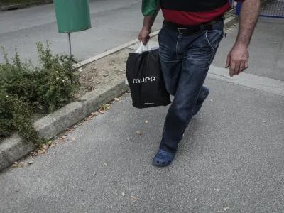 - 29.5.2014 - Murska Sobota - Aha Mura, murskosobo&scaron;ko tekstilno podjetje v stečaju - stečajni upravitelj je 1200 zaposlenim izročil odpovedi pogodb o zaposlitvi - tekstilni delavci prejeli odpoved delovnega razmerja - odpu&scaron;čanje delavcev - 21 odstotna brezposelnost v Pomurju<br><br><br>//FOTO: Luka Cjuha