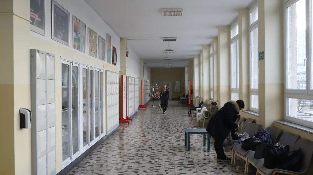 - 13.01.2023 - Srednja vzgojiteljska &scaron;ola, gimnazija in umetni&scaron;ka gimnazija Ljubljana, Kardeljeva plo&scaron;čad 28a&nbsp;//FOTO: Luka CjuhaOPOMBA: INFORMATIVA - &scaron;olska priloga - vpis v sredje &scaron;ole &ndash; &scaron;olstvo -&nbsp;