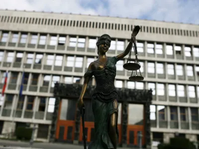 Ustavni sodniki so državnemu zboru naložili, naj protiustavnost zakona o sodni&scaron;ki službi odpravi v &scaron;estih mesecih.&nbsp;