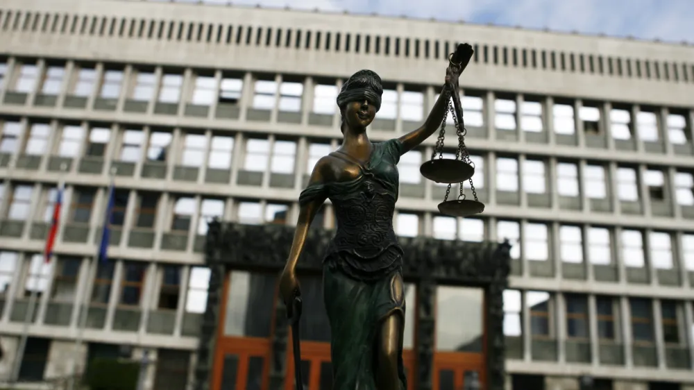 Ustavni sodniki so državnemu zboru naložili, naj protiustavnost zakona o sodni&scaron;ki službi odpravi v &scaron;estih mesecih.&nbsp;