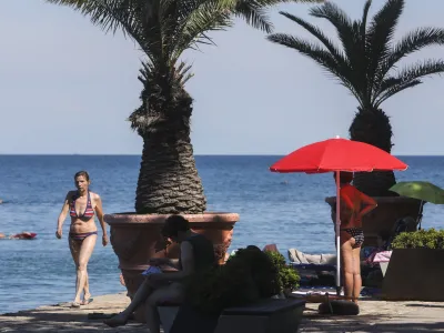 - 14.07.2020 &ndash; Izola - kopali&scaron;če - plaža - kopalci - poletje - ukrepi za preprečevanje &scaron;irjenja okužb s koronavirus COVID-19<br><br><br><br> //FOTO: Jaka Gasar