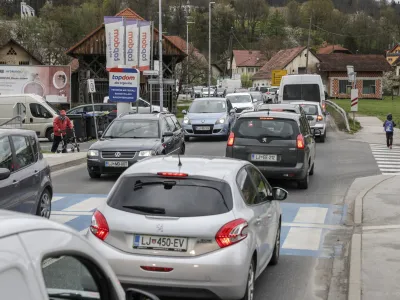 - &Scaron;kofljica &ndash; prometni zastoj - 18.04.2023 - naselje Gumni&scaron;če ob glavni cesti &Scaron;kofljica &ndash; Kočevje //FOTO: Jaka Gasar