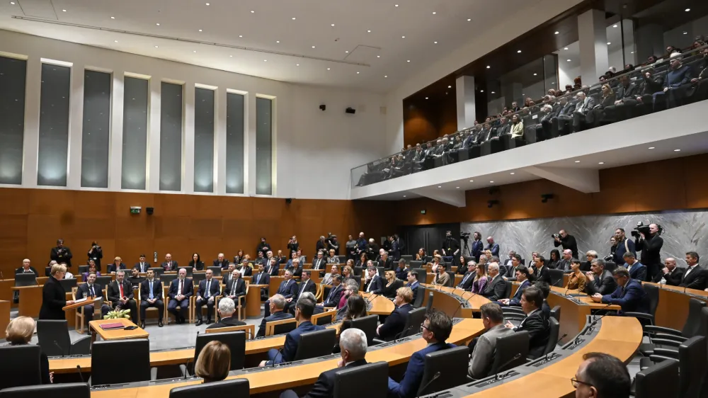  - 22.12.2022 &ndash; Državni zbor &ndash; Slavnostna seja DZ - prisega novoizvoljene predsednice republike Nata&scaron;e Pirc Musar in vpis v Zlato knjigo//FOTO: Nik Erik Neubauer