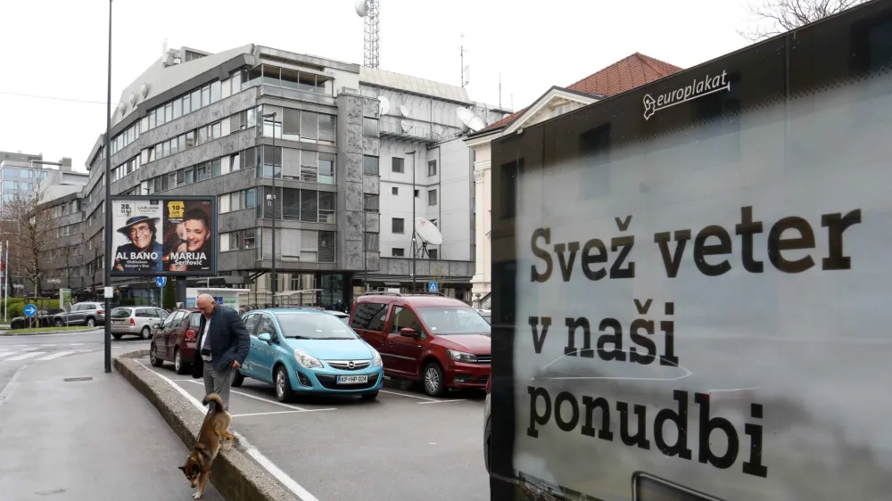- 14.04.2023 &ndash; simbolična fotografija &ndash; RTV - Raditelevizija Slovenija, jumbo plakat - napis: SVEŽ VETER V NA&Scaron;I PONUDBI //FOTO: Tomaž Skale