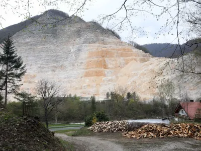 Geolo&scaron;ke meritve kažejo, da bi bila &scaron;iritev Kamnoloma Stahovica mogoča v smeri hriba Grohat. Foto: Tomaž Skale