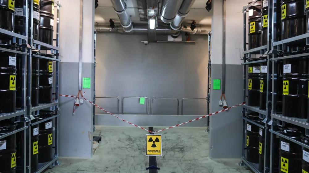 sevanje<br><br><br>- 23.05.2018 &ndash; Dol pri Ljubljani, RIC - Reaktorski center Podgorica &ndash; IJS, Centralno skladi&scaron;če radioaktivnih odpadkov, Brinje 40 - Agencija za radioaktivne odpadke (ARAO) predstavilia posodobitve skladi&scaron;ča in opreme v zadnjem obdobju ter načrte za naslednje desetletje in vplive na okolje; -  //FOTO: Jaka Gasar