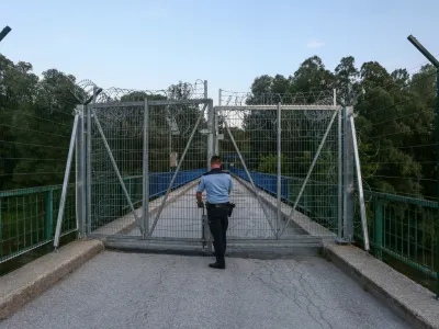 - 18.06.2018 - zapiranje mejnega prehoda - mejni prehod Žuniči v občini Črnomelj - (slovensko - hrva&scaron;ka ilegalna meja), reka Kolpa - panelna ograja - policija- Migranti 2018 &ndash; nova migrantska balkanska pot iz Makedonije preko Kosova, Črne gore, Bosne in Hercegovine proti zahodni Evropi - džamijska begunska pot - begunci -  //FOTO: Luka Cjuha.