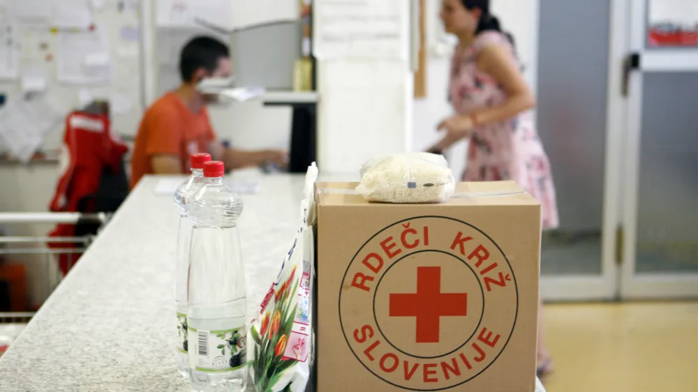 - ilustrativna fotografija - Rdeči križ Slovenije (RKS) - Območno združenje RK Ljubljana - Humanitarni center prehrambenih artiklov, Humanitarni Center - centralno skladi&scaron;če - Trža&scaron;ka cesta 132 //FOTO: Bojan Velikonja