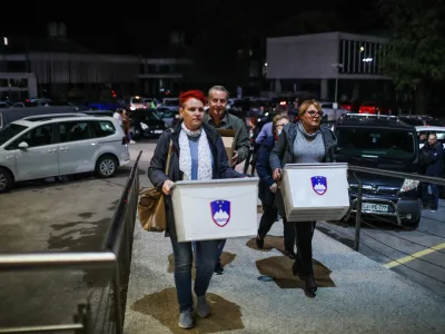 - Voli&scaron;če OMNIA, zbiranje, &scaron;tetje glasov. - 23.10.2022 &ndash; Predsedni&scaron;ke volitve 2022 - sedme volitve za petega predsednika republike v samostojni Sloveniji &ndash; volilci so volili med sedmimi kandidati &ndash; Milanom Brglezom, Janezom Ciglerjem Kraljem, Anžetom Logarjem, Nata&scaron;o Pirc Musar, Vladimirjem Prebiličem in Sabino Senčar //FOTO: Bojan VelikonjaPREGLED LETA 2022