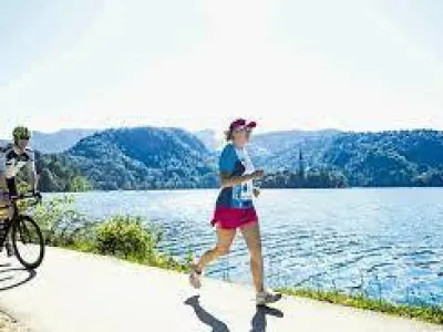 Poslovni tek trojk okoli jezera na Bledu