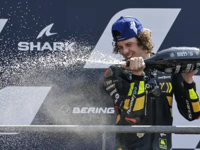 Italijanski motociklist Marco Bezzecchi je bil v razredu motoGP najhitrej&scaron;i na dirki svetovnega prvenstva v Le Mansu.