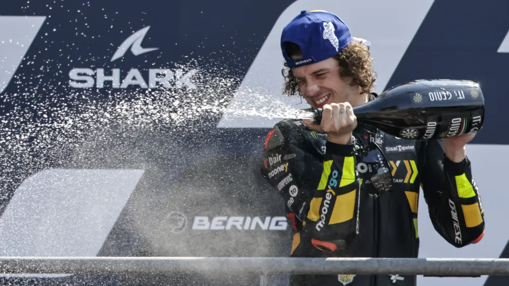 Italijanski motociklist Marco Bezzecchi je bil v razredu motoGP najhitrej&scaron;i na dirki svetovnega prvenstva v Le Mansu.