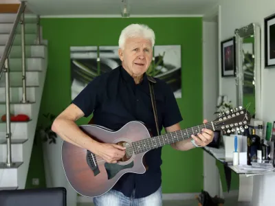 - 01.06.2022 - Andrej &Scaron;ifrer, legendarni slovenski kantavtor in skladatelj je 1. maja dopolnil 70 let starosti //FOTO: Tomaž Skale