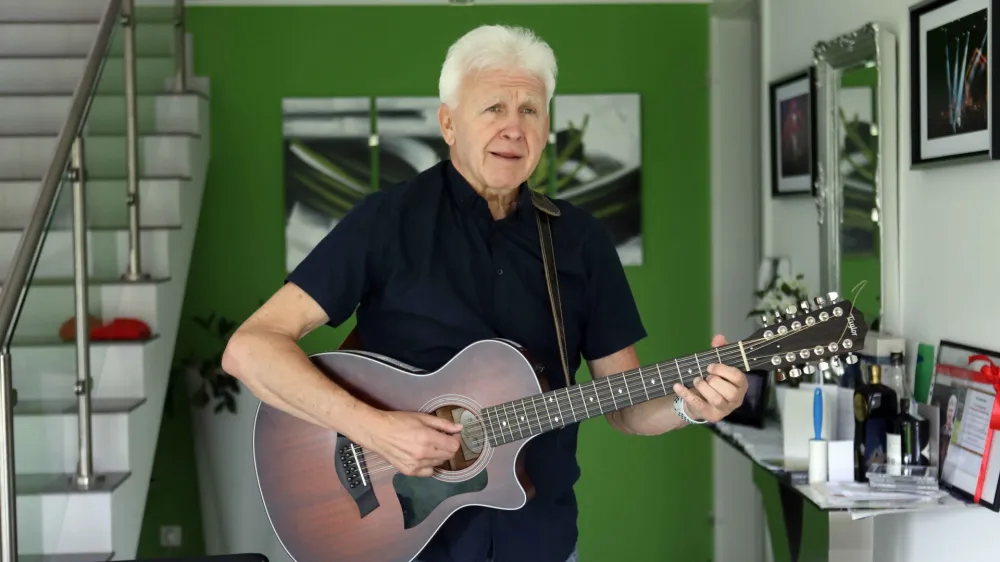 - 01.06.2022 - Andrej &Scaron;ifrer, legendarni slovenski kantavtor in skladatelj je 1. maja dopolnil 70 let starosti //FOTO: Tomaž Skale