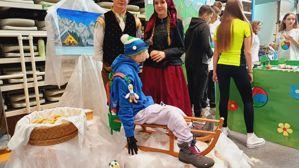 Oblečena v rate&scaron;ki narodni no&scaron;i sta deveto&scaron;olca O&Scaron; Josipa Vandota Kranjska Gora Alja Kosić in Lenart Cuznar na stojnici predstavljala projekt &Scaron;portajmo z Vito.