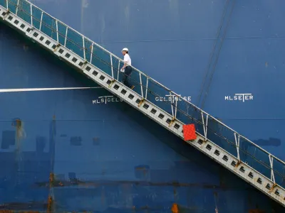 simbolična fotografija, Luka Koper, delavec, ladjarstvo, gospodarska rast, vzpon in padec. socialne razlike- 26.05.2014 Luka Koper - najdalj&scaron;a ladja v zgodovini koprskega pristani&scaron;ča - 334 metrov dolga kontejnerska ladja CMA CGM Cenderillon -   //FOTO: Bojan Velikonja