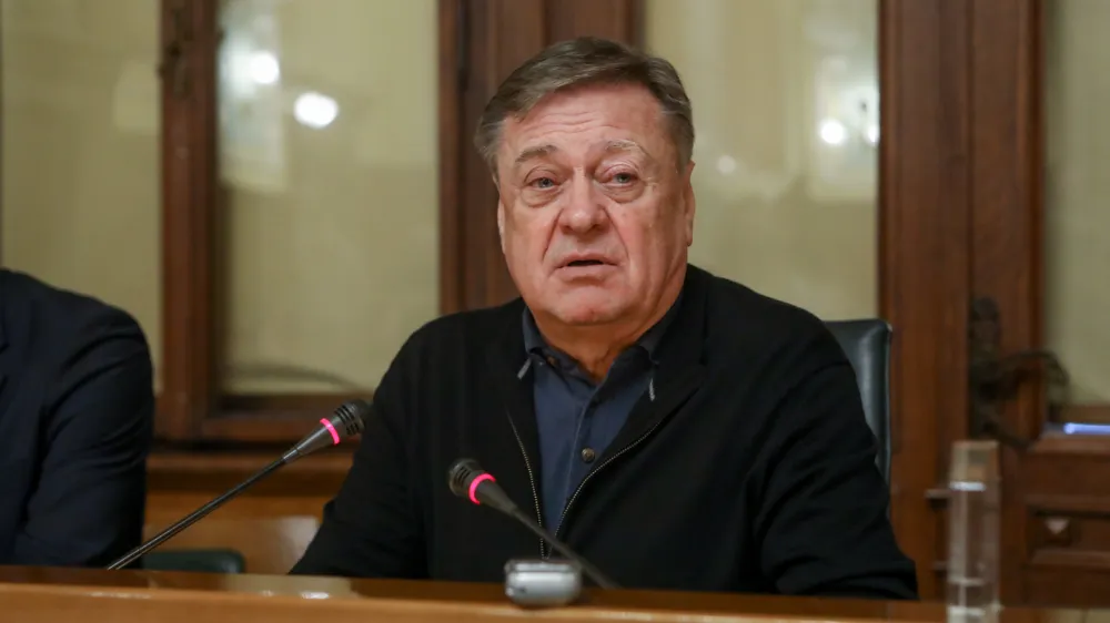 Zoran Janković, ljubljanski župan

Izvedbo projekta, ki je ključen za varovanje na&scaron;ega naravnega okolja, bomo zato nadaljevali. Kot pravnica in vrhovna moralna avtoriteta v državi bi morali razumeti, kaj pomeni spo&scaron;tovanje zakonodaje in kaj pravnomočno pridobljeni dokumenti.