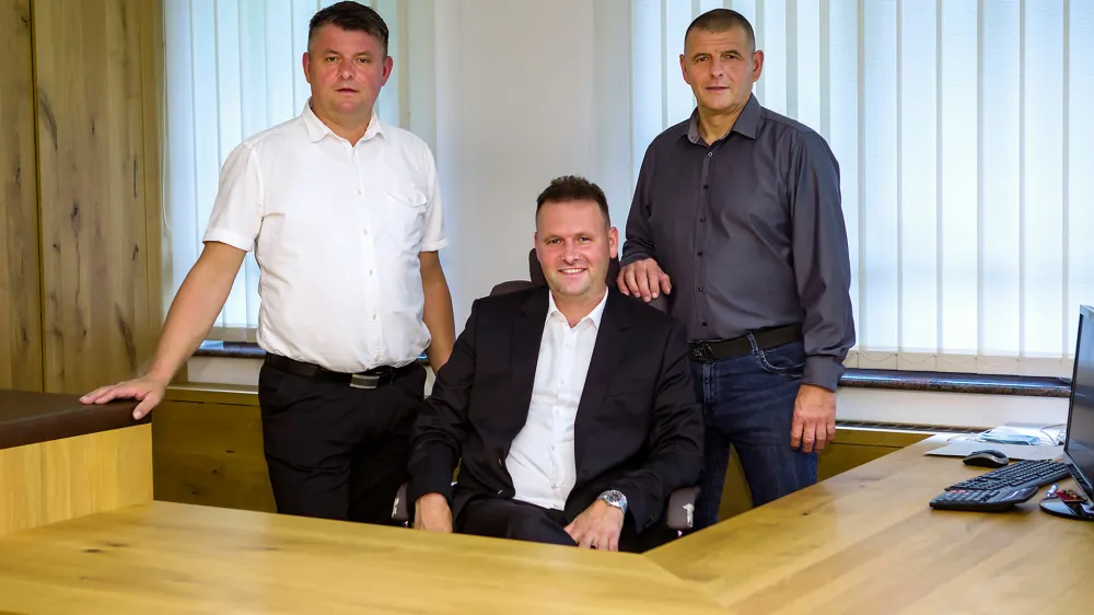 Ogrodje uspe&scaron;nega družinskega podjetja Mizarstvo Jezer&scaron;ek tvorijo bratje Jernej, Bo&scaron;tjan in Janez Jezer&scaron;ek. F EY Slovenija