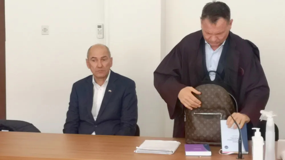 Janez Jan&scaron;a in njegov odvetnik Franci Matoz na sodi&scaron;ču.