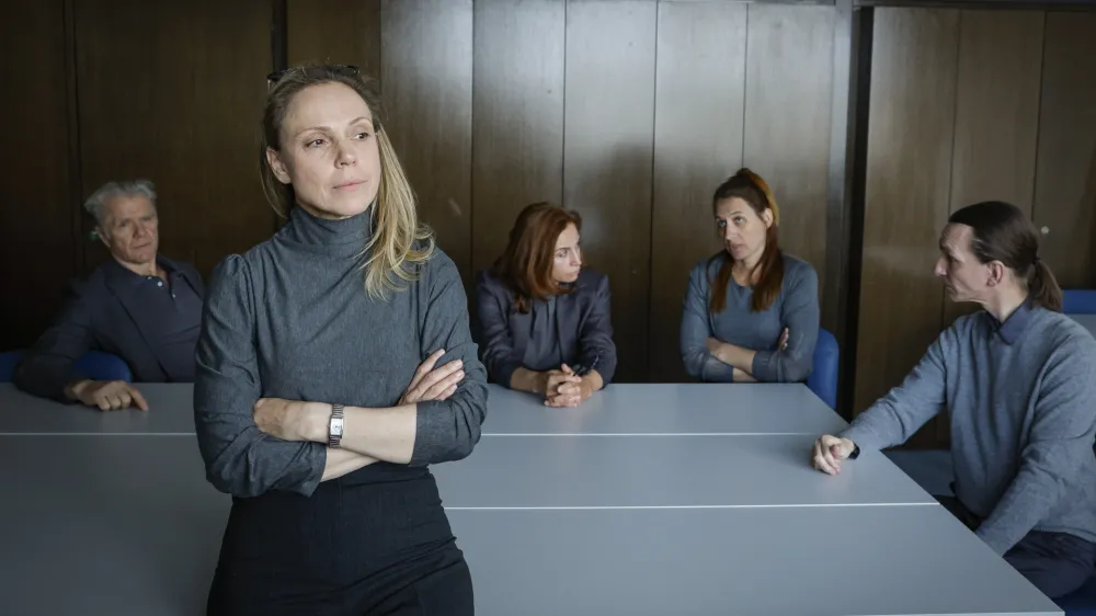 Branko Zavr&scaron;an, Manca Ogorevc, Barbara Medve&scaron;ček, Tanja Potočnik in David Čeh med uprizoritvijo gledali&scaron;kega besedila Tega okusa &scaron;e niste poskusili avtorice Maje &Scaron;orli, režiserke Nine &Scaron;orak, v izvedbi ansambla SLG Celja, v Celju, Slovenija, 4. maja 2023. foto: Uro&scaron; Hočevar za SLG Celje