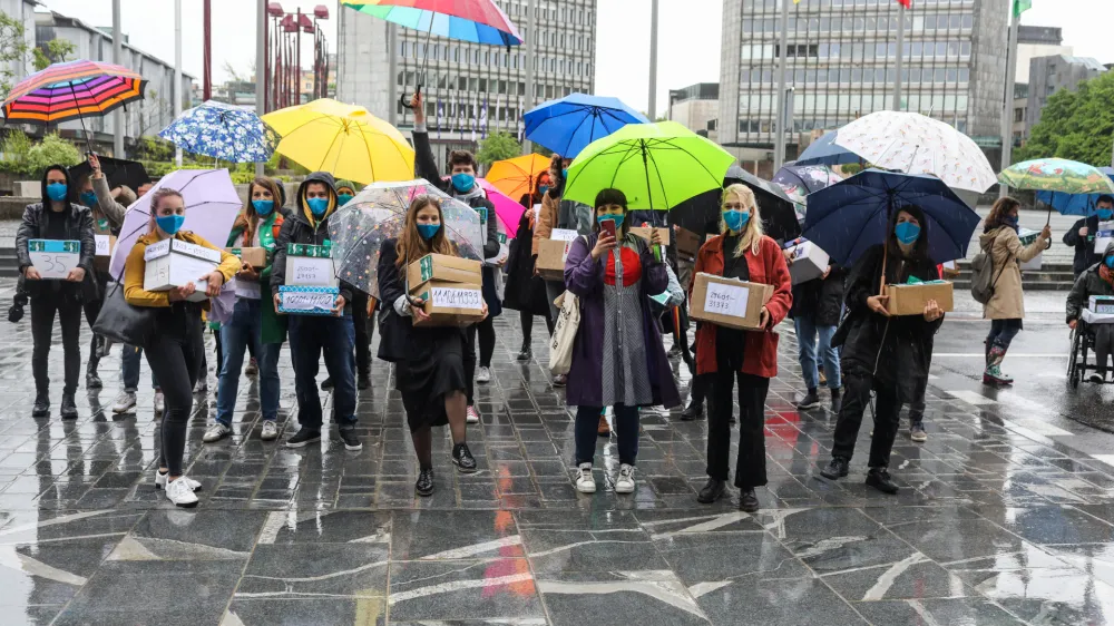 - 19.05.2021 - gibanje Za pitno vodo pred Državnim zborom podalo izjavo ob vlaganju 40 tisoč overjenih podpisov za referendum proti &scaron;kodljivemu Zakonu o vodah //FOTO: Bojan Velikonja