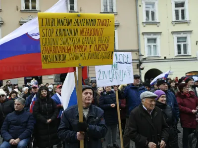  - 27.02.2023 &ndash; Piratska stranka Slovenije - protestna akcija pred Mestno hi&scaron;o Mestne občine Ljubljana - naziv akcije "Protestna čajanka proti uničevanju ljubljanskega zdravstva". Protest Pirati -//FOTO: Nik Erik Neubauer