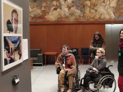 - 02.12.2014 razstava v Državnem zboru - Mednarodni dan invalidov - razstava v organizaciji YHD &ndash; Dru&scaron;tva za teorijo in kulturo hendikepa Osebna asistenca je na&scaron;a eksistenca,  invalidi - paraplegiki //FOTO: Luka Cjuha.