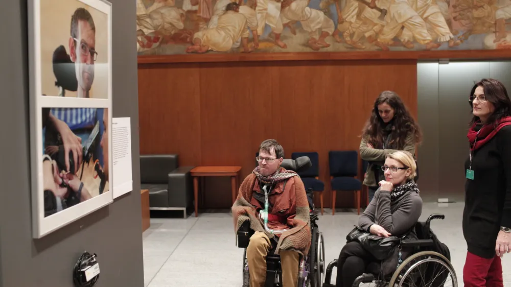 - 02.12.2014 razstava v Državnem zboru - Mednarodni dan invalidov - razstava v organizaciji YHD &ndash; Dru&scaron;tva za teorijo in kulturo hendikepa Osebna asistenca je na&scaron;a eksistenca,  invalidi - paraplegiki //FOTO: Luka Cjuha.