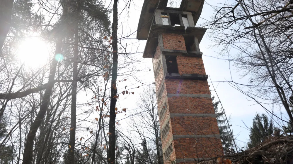 Ker je stolp na &Scaron;i&scaron;enskem hribu po desetletjih neuporabe in nevzdrževanja že v zelo slabem statičnem stanju, ga je občina spomladi 2021 sicer nameravala poru&scaron;iti, a si je pozneje zaradi nasprotovanja javnosti premislila. Foto: Jaka Gasar&nbsp;