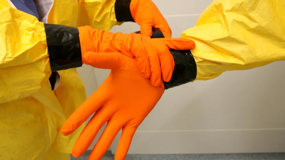 - simbolična fotografija - zdravstvo - za&scaron;čitna obleka za za&scaron;čito proti nevarnim ali okuženim snovem nepropustna za tekočine in prekriva celo telo vključno z čevlji - za&scaron;čitne rokavice - 16.04.2015 - Univezitetni klinični center (UKC) v Ljubljani - prvi primer suma okužbe z virusom ebola v Sloveniji - v ljubljanskem UKC so sprejeli bolnika, za katerega je obstajal sum, da je okužen z ebolo - &scaron;lo naj bi za Slovenko, ki se je pred kratkim vrnila iz Afrike in po prihodu domov zbolela za vročinsko boleznijo.//FOTO: Tomaž Skale 