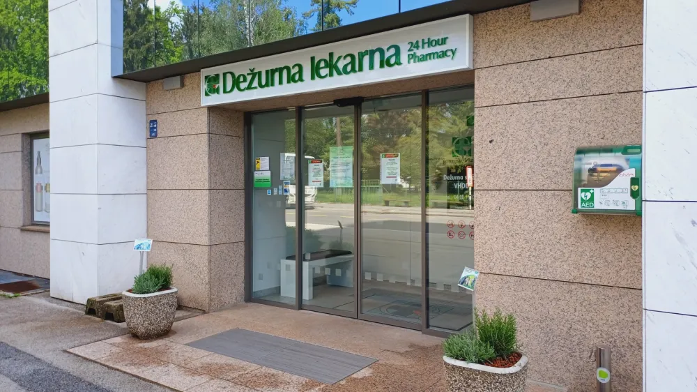 Na Gorenjskem so ob nedeljah in praznikih čez dan na voljo tri dežurne lekarne: v &Scaron;kofji Loki, Kranju in na Jesenicah. Ponoči deluje le lekarna v Kranju na Bleiweisovi cesti.