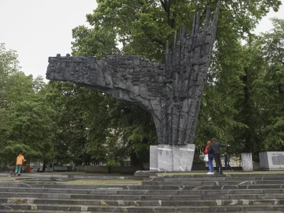 V poslanskih skupinah Svoboda, SD, SDS in NSi so naklonjeni ideji o spomeniku osamosvojitve na Trgu republike. Ali bi ga morali postaviti namesto obstoječega spomenika (na fotografiji), pa je za zdaj vpra&scaron;anje, ki razdvaja.&nbsp;