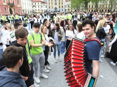 - 19.05.2023 - Maturantska parada 2023 - ples maturantske četvorke na Kongresnem trgu pod naslovom Parada ljubljanskih maturantov v organizaciji Dija&scaron;ke skupnosti Ljubljana //FOTO: Tomaž Skale