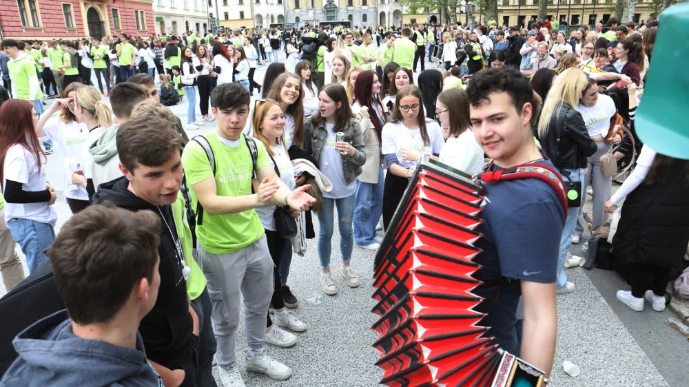- 19.05.2023 - Maturantska parada 2023 - ples maturantske četvorke na Kongresnem trgu pod naslovom Parada ljubljanskih maturantov v organizaciji Dija&scaron;ke skupnosti Ljubljana //FOTO: Tomaž Skale
