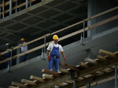 - ilustrativna fotografija - pokojninska reforma - delavec - gradbeni&scaron;tvo/FOTO; Matej Pov&scaron;e