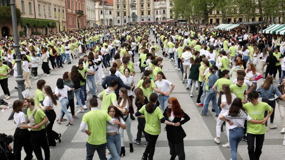 - 19.05.2023 - Maturantska parada 2023 - ples maturantske četvorke na Kongresnem trgu pod naslovom Parada ljubljanskih maturantov v organizaciji Dija&scaron;ke skupnosti Ljubljana //FOTO: Tomaž Skale