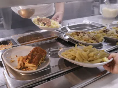 - 29.09.2022 &ndash; Osnovna &scaron;ola Danile Kumar, Gogalova ulica 15 v Ljubljani, &scaron;olska prehrana - kuhinja - priprava kosil za osnovno&scaron;olce //FOTO: Jaka Gasar